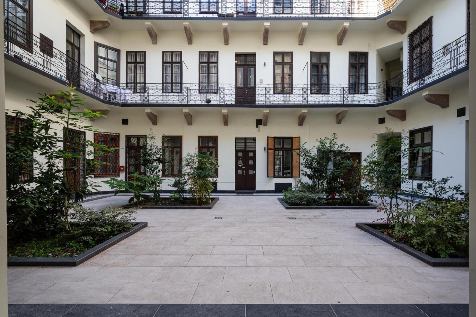 Kiraly 44 Luxury Apartment With Free Parking Budapest Eksteriør billede